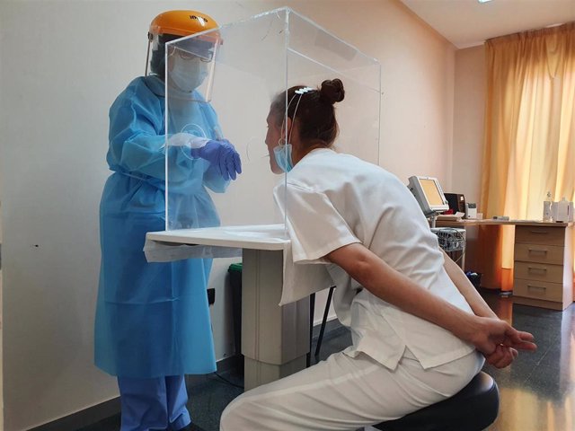 Imagen de archivo de una prueba PCR a un sanitario