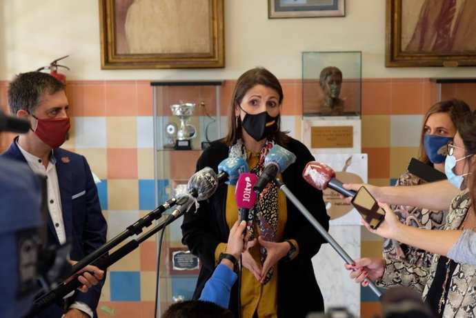 La delegada de Educación, Mercedes García Paine, atiende ea los medios