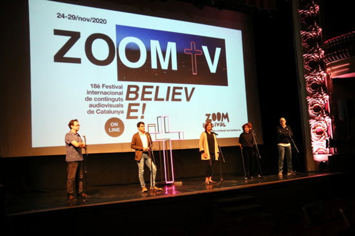 Presentació del 18 festival Zoom d'Igualada amb la imatge d'aquesta nova edició al fons. 13 d'octubre de 2020. (Horitzontal)