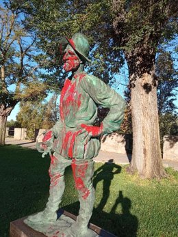 Estatua cubierta de pintura roja en Badajoz