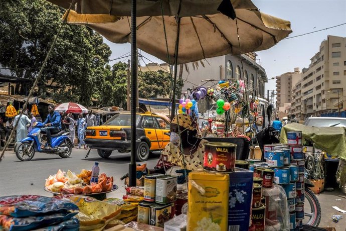 Venta de comida en una calle de Dakar