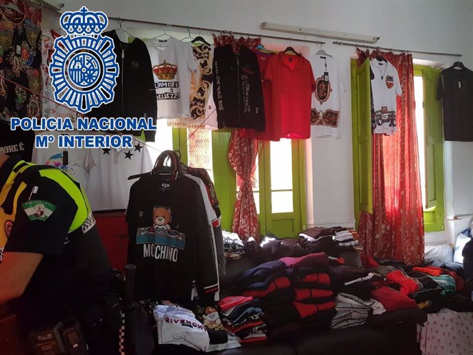 Tienda clandestina de ropa falsificada en La Línea