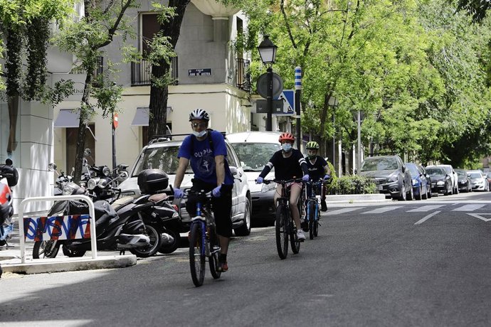 Transeúntes disfrutan de una mañana de deporte, durante el primer día en que los españoles pueden salir de casa a pasear y hacer ejercicio al aire libre, en Madrid (España), a 2 de mayo de 2020.