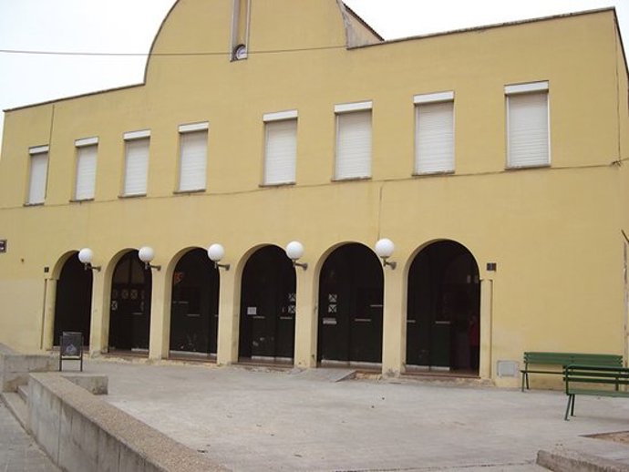 Pla obert de la faana del centre cívic del barri de Magraners de Lleida, en una imatge d'arxiu. (Horitzontal)