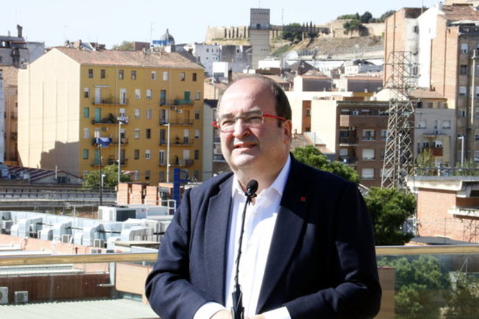 Primer pla del primer secretari del PSC, Miquel Iceta, durant una atenció a mitjans a la terrassa de la Llotja de Lleida. Imatge del 13 d'octubre de 2020. (Horitzontal)