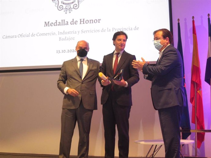 La Cámara de Comercio de Badajoz entrega su medalla a Adolfo Diaz Ambrona