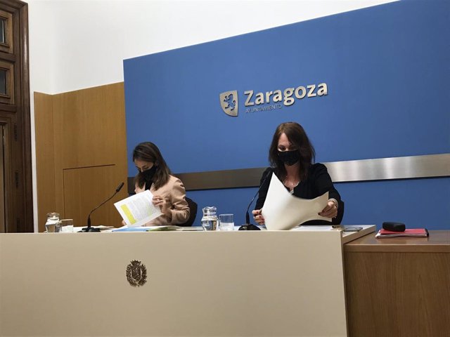 La consejera municipal de Economía, Innovación y Empleo, Carmen Herrarte, a la derecha y la portavoz del Gobierno de Zaragoza, María Navarro, a la izda de la imagen