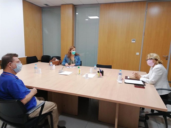 Reunión de la delegada terrotorial de Empleo en Málaga, Carmen Sánchez, con la asesora de programa del Instituto Andaluz de la Juventud (IAJ) en Málaga, Esperanza Barrios