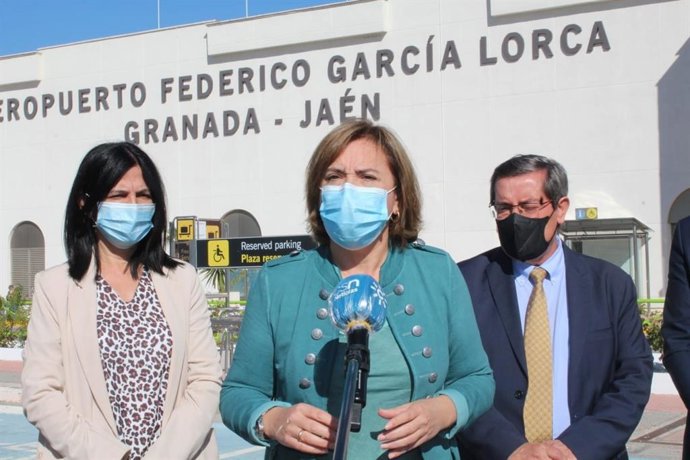 La delegada del Gobierno de España en Andalucía, Sandra García, junto al aeropuerto de Granada