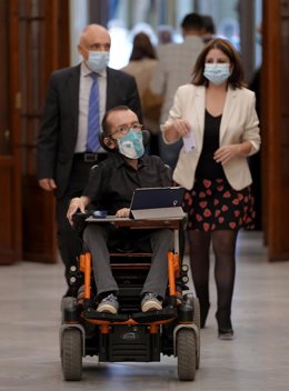 El portavoz parlamentario de Unidas Podemos, Pablo Echenique, llega una sesión de control al Gobierno en el Congreso de los Diputados.