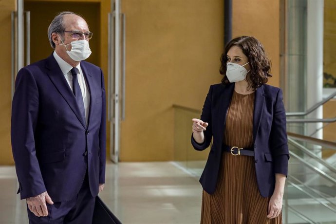 La presidenta de la Comunidad de Madrid, Isabel Díaz Ayuso; y el portavoz del grupo parlamentario del PSOE, Ángel Gabilondo