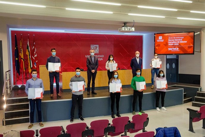 Garnica entrega las becas a nueve estudiantes del Máster de la UR