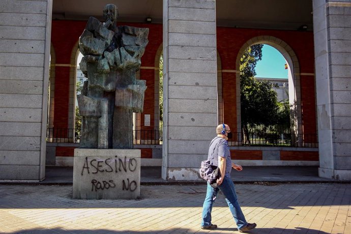 Estatua en Madrid del que fuera presidente del Gobierno en la República, el socialista Francisco Largo Caballero vandalizada con las pintadas de 'Asesino' y 'Rojos no'