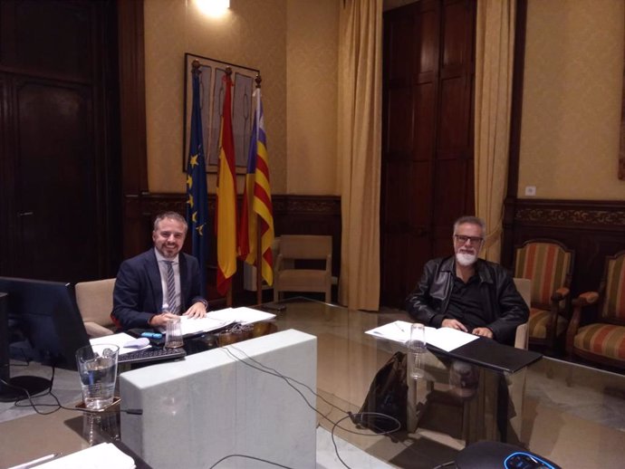 El director general de Relaciones Exteriores, Antoni Vicens, junto con Carles Manera, ex presidente del Consell Económico y Social de las Islas Baleares.