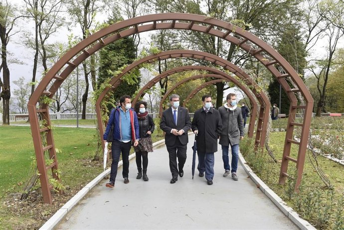 El alcalde, Juan Mari Aburto, acompañado de ediles de la corporación municipal visita el renovado Parque del Mirador de Artxanda.