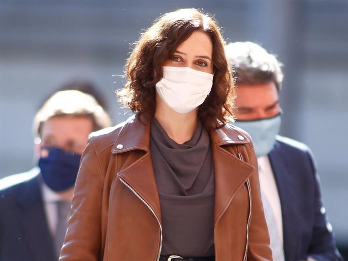 La presidenta de la Comunidad de Madrid, Isabel Díaz Ayuso, con un moderno look otoñal