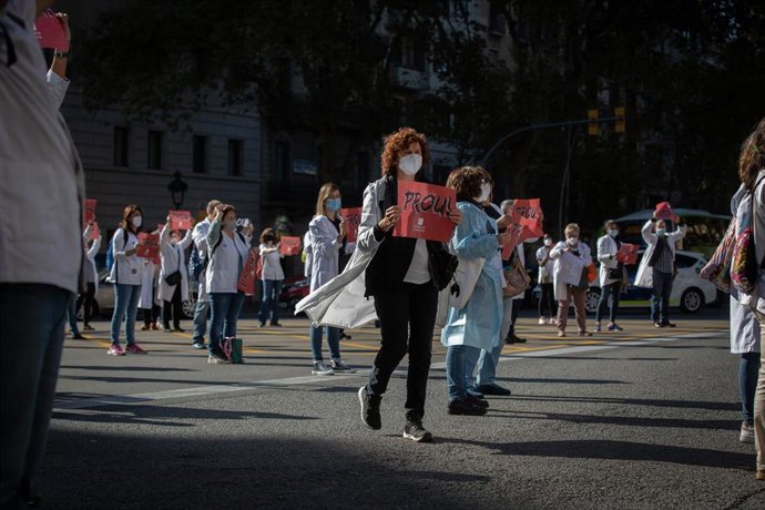 Facultativos de los Centros de Atención Primaria (CAP) del Instituto Catalán de la Salud (ICS) sostienen pancartas donde se puede leer "¡Basta!" 