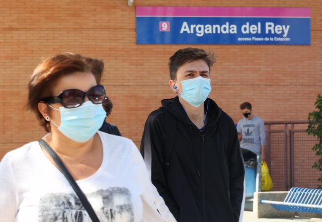 Dos personas caminan por las inmediaciones de la estación de metro de Arganda del Rey