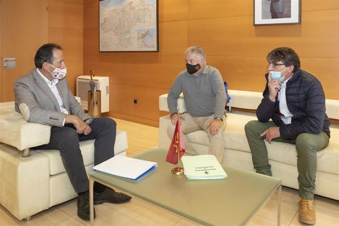 El consejero de Obras Públicas, Ordenación del Territorio y Urbanismo, José Luis Gochicoa, recibe al alcalde de Villaescusa, Constantino Fernández