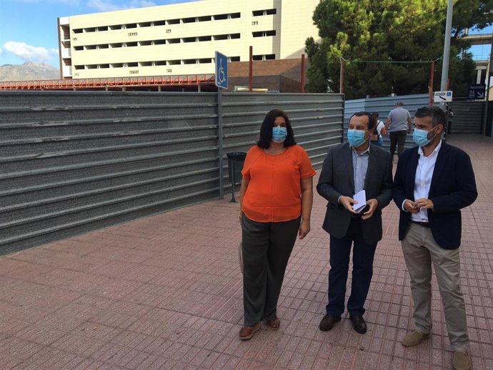 El secretario general del PSOE de Málaga, José Luis Ruiz Espejo, junto al presidente provincial de la formación, José Bernal, y la secretaria general de la Agrupación Socialista local, Blanca Fernández.