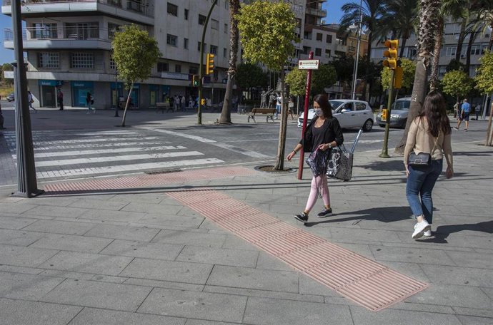 Pavimento táctir en la plaza de El Punto.