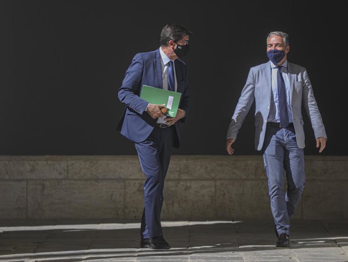El vicepresidente de la Junta de Andalucía, Juan Marín (i), junto al consejero de Presidencia, Elias Bendodo (d), a su llegada a la rueda de prensa posterior a la reunión del Consejo de Gobierno de la Junta de Andalucía