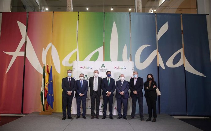 Imagen del vicepresidente y consejero de Turismo, Juan Marín, y la Unión Nacional de Agencias de Viaje (UNAV),  que han firmado un convenio de colaboración.