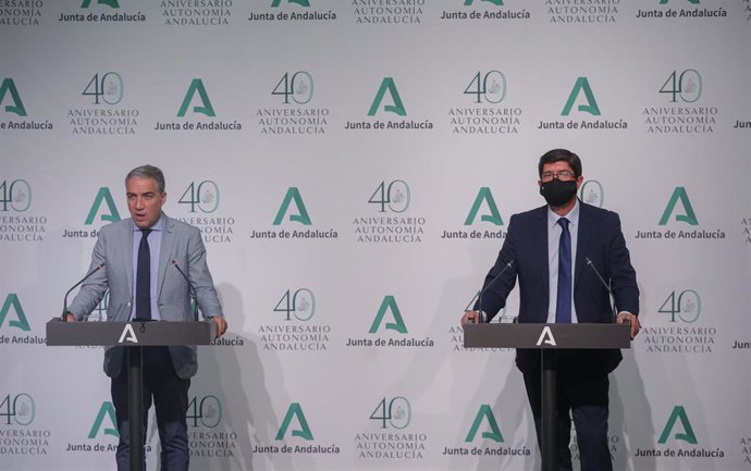 El vicepresidente de la Junta de Andalucía, Juan Marín (d), junto al consejero de Presidencia, Elias Bendodo (i), en la rueda de prensa posterior a la reunión del Consejo de Gobierno de la Junta de Andalucía. En Sevilla, a 13 de octubre de 2020.