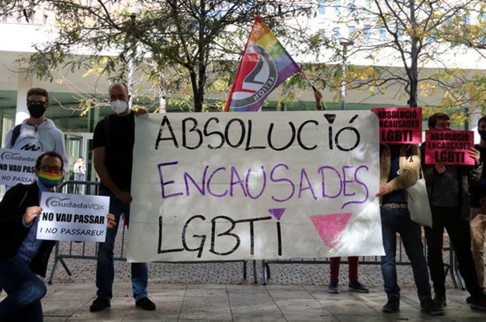 Pla mitj de la concentració de suport davant la Ciutat de la Justícia als quatre activistes LGTBI jutjats per coaccions a Cs, el 13-10-20 (horitzontal).