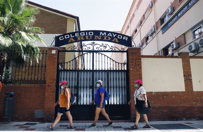 Un grupo de estudiantes extranjeros, permanecen confinados en el Colegio Mayor Arunda de Málaga, a consecuencia de un caso de COVID-19  por una chica llegada desde Francia el fin de semana pasado. Málaga 13 de julio del 2020