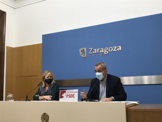 Los concejales del PSOE, María Ángel Ortíz y Luis Miguel García Vinuesa