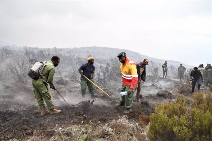 Bomberos trabajan en las labores de extinción del incendio en el monte Kilimanjaro
