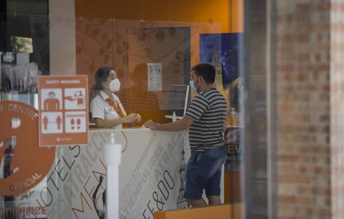 Un turista es atendido en el Centro de Información Turística. En Sevilla (Andalucía, España), a 27 de agosto de 2020. (Foto de archivo).