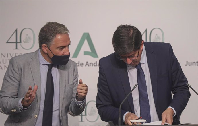 El vicepresidente de la Junta de Andalucía, Juan Marín (d), junto al consejero de Presidencia, Elias Bendodo (i), en la rueda de prensa posterior a la reunión del Consejo de Gobierno de la Junta de Andalucía. En Sevilla, a 13 de octubre de 2020.
