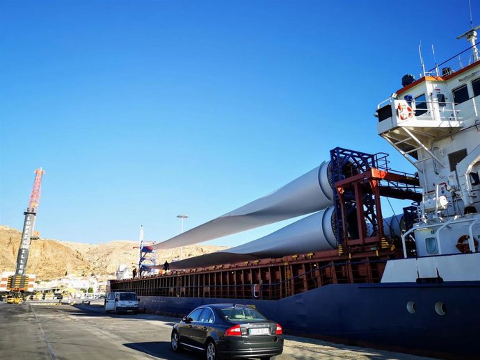 Palas cargadas en el buque atracado en el puerto de Almería