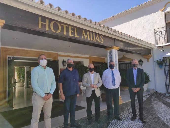 Reunión del edil de Turismo de Mijas con directores de los hoteles