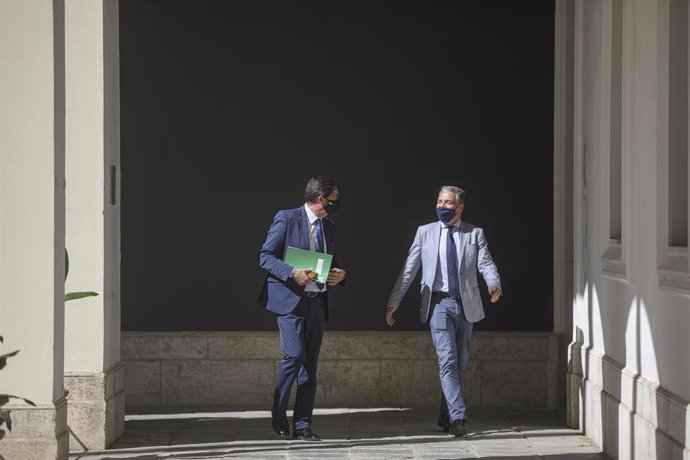 El vicepresidente de la Junta de Andalucía, Juan Marín (i), junto al consejero de Presidencia, Elias Bendodo (d), a su llegada a la rueda de prensa posterior a la reunión del Consejo de Gobierno de la Junta de Andalucía. En Sevilla, a 13 de octubre de 2