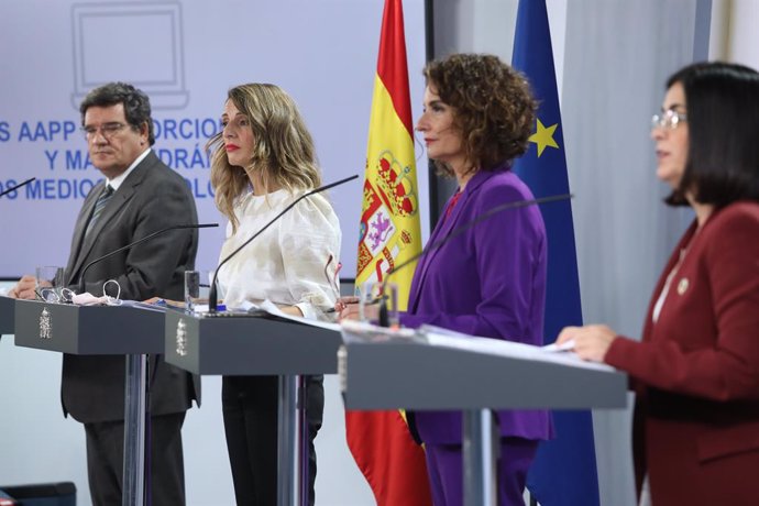 (I-D) El ministro de Seguridad Social y Migraciones, José Luis Escrivá, la ministra Trabajo y Economía Social, Yolanda Díaz, la ministra portavoz y de Hacienda, María Jesús Montero y la ministra de Política Territorial y Función Pública, Carolina Darias