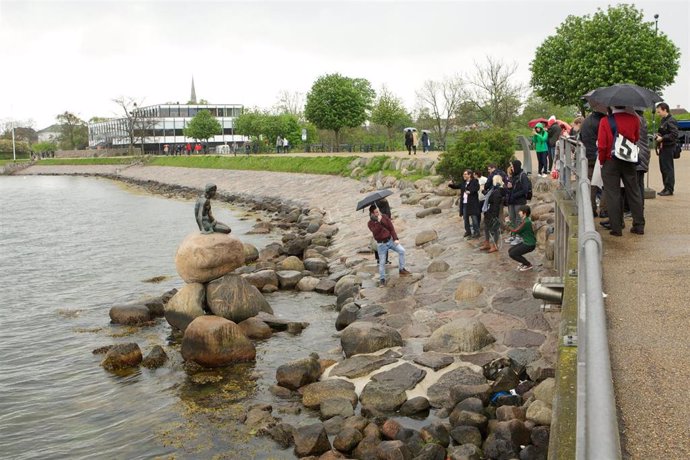 Turistas toman fotos de la Sirenita en Copenhague