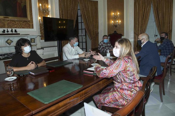 Irene García con representas de IU y alcaldes de JImena y San Martín