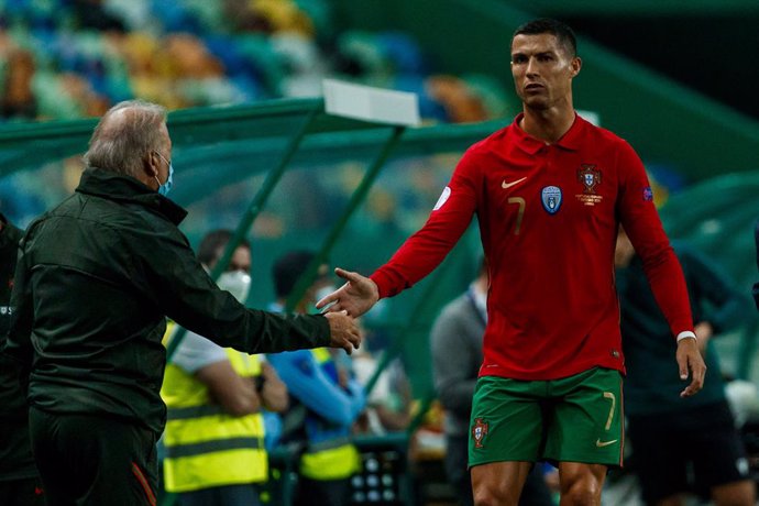 Fútbol.- Cristiano Ronaldo da positivo por COVID y abandona la concentración de 