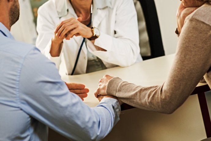 Pareja en la consulta del médico.