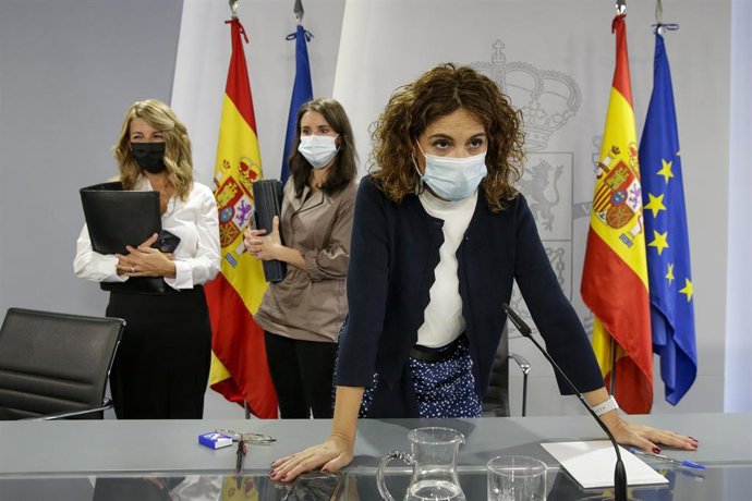 (I-D) La ministra de Trabajo, Yolanda Díaz; la ministra de Igualdad, Irene Montero; y la ministra portavoz y de Hacienda, María Jesús Montero, tras comparecer en rueda de prensa tras el Consejo de Ministros.
