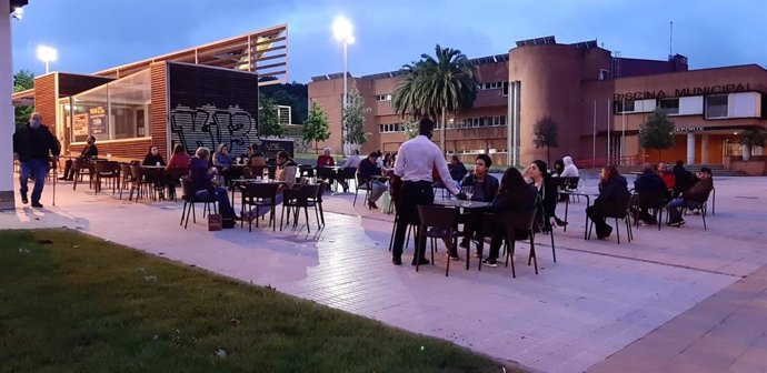 Gente en una terraza hostelera en Gijón el primer día de apertura tras el Estado de Alarma
