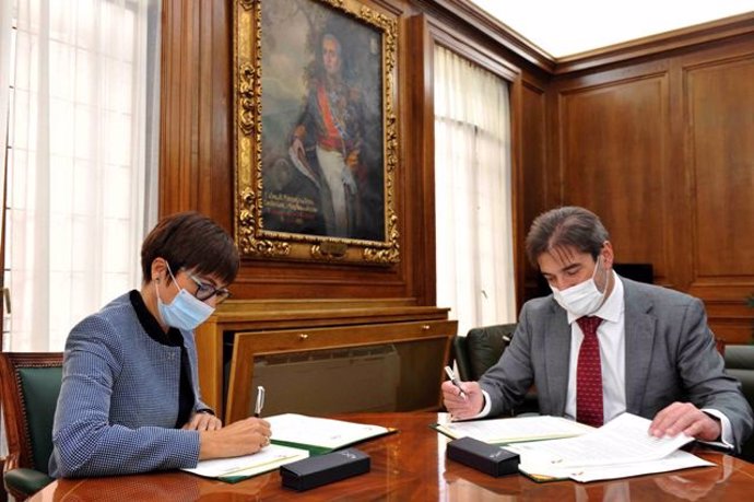 La directora general de la Guardia Civil, María Gámez, y el Interventor General de la Administración del Estado (IGAE), Pablo Arellano, en la firma de un protocolo contra el fraude