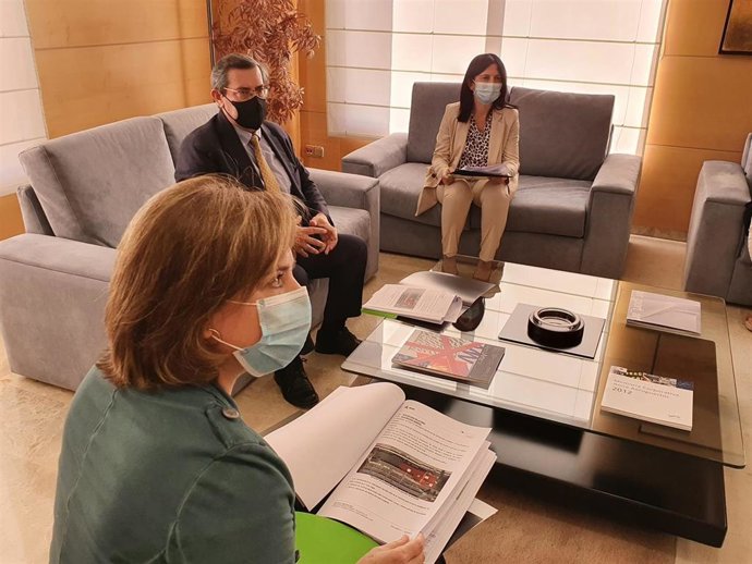 La delegada del Gobierno en Andalucía, Sandra García, visita el aeropuerto de Granada