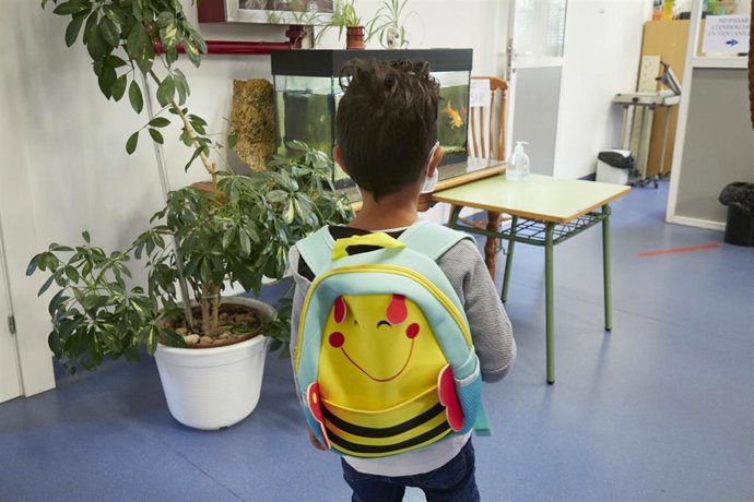 Un niño entra en clase el Colegio Público Víctor Pradera en el primer día de colegio del curso escolar 2020-2021en Pamplona, Navarra (España), a 4 de septiembre de 2020. Desde que finalizase el pasado curso por la COVID-19, el departamento de Educación 