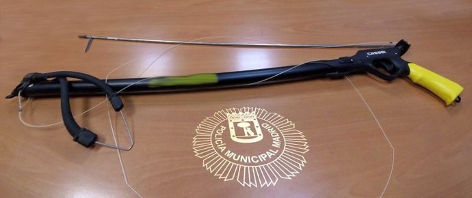 Sucesos.- Denunciada una mujer que portaba un fusil de pesca sin licencia cargad