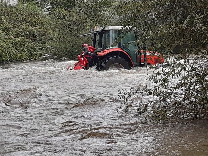Rescatado un hombre de 66 años al quedarse su tractor atrapado en el río Pisueña