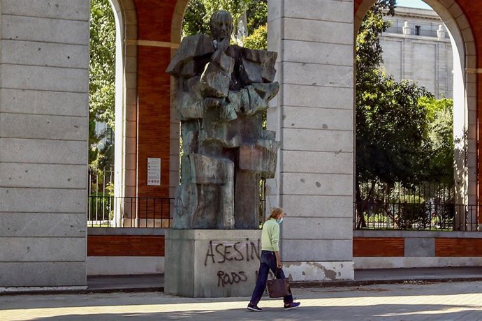 La estatua del que fuera presidente del Gobierno en la República, el socialista Francisco Largo Caballero, vandalizada con las pintadas de 'Asesino' y 'Rojos no'